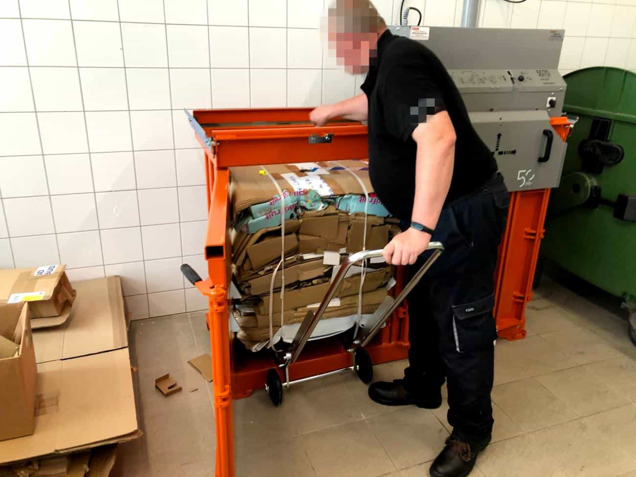 Kész bála kibillentése egy ORWAK 5070-D kétkamrás bálázóból